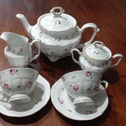 SERVITO DA THE' ROSE